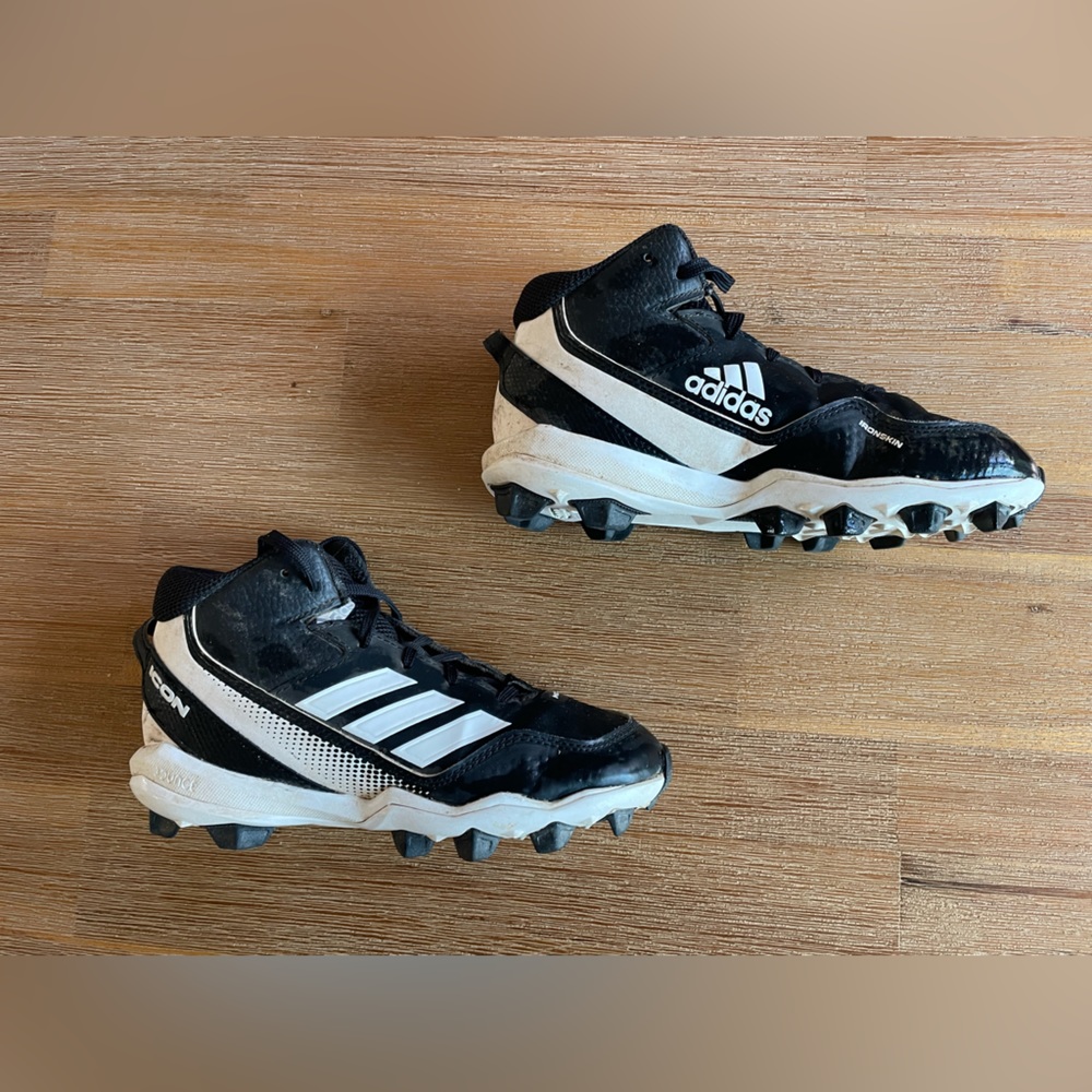 Adidas boys baseball cleats Size 1